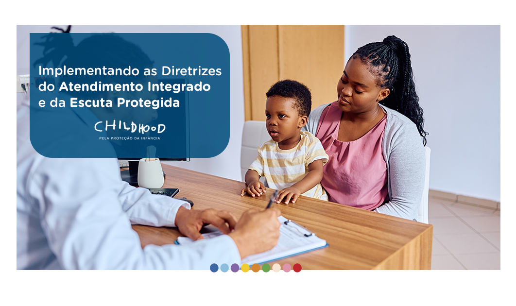 Foto mostra criança no colo da mãe sendo atendida em consultório. Texto na imagem: Implementando as Diretrizes do Atendimento Integrado e da Escuta Protegida